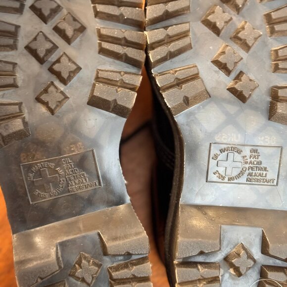 Dr. Martens 8053 Leather Platform Casual Shoe size 7 Pre owned- Like new - Picture 3 of 8